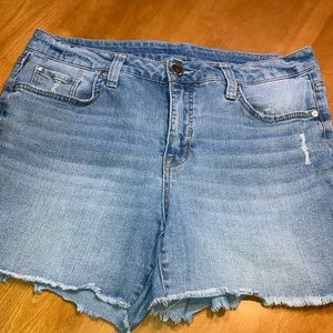 Seven Distressed Size 12 Short